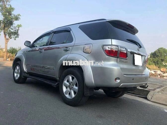 Toyota Fortuner 2011, số tự động, máy xăng