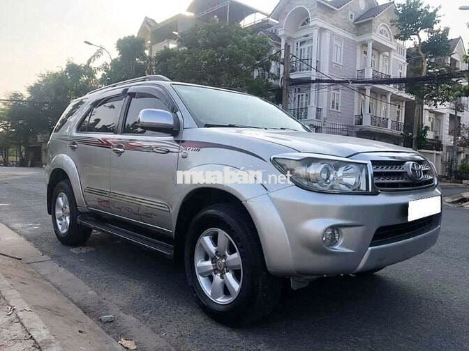Toyota Fortuner 2011, số tự động, máy xăng