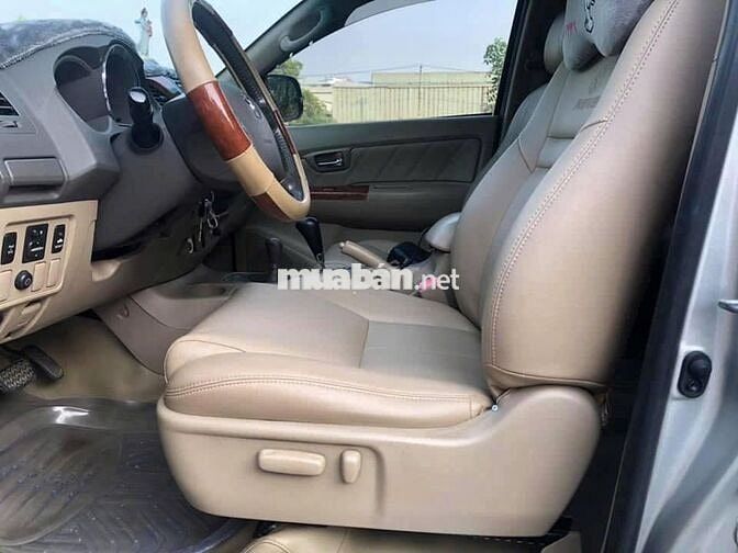 Toyota Fortuner 2011, số tự động, máy xăng