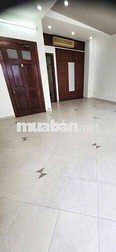 Cho Thuê Nhà Đường Hồ Bá Kiện, Quận 10 ( Ngang 6.5 Có Sân Rộng )