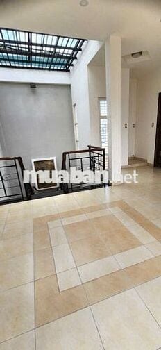 Cho Thuê Nhà Đường Hồ Bá Kiện, Quận 10 ( Ngang 6.5 Có Sân Rộng )