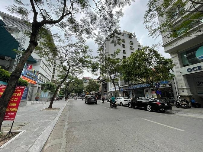 Cần bán nhà Mặt phố An Xá giá 23,9 tỷ, 180m², Lô góc. Kinh doanh tốt.