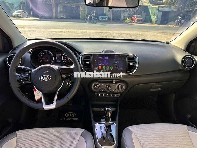 Bán Kia Soluto 2021 deluxe số tự động màu trắng