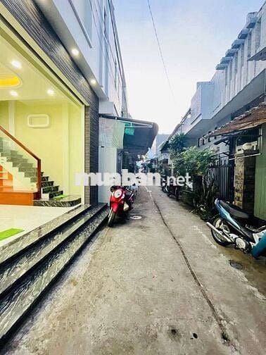 CHO THUÊ NHÀ:
TRỆT 1 LẦU VÀ SÂN THƯỢNG MỚI XÂY
HẺM 388 NGUYỄN VĂN CỪ