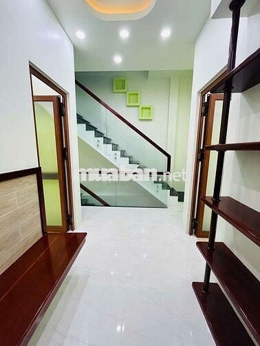 CHO THUÊ NHÀ:
TRỆT 1 LẦU VÀ SÂN THƯỢNG MỚI XÂY
HẺM 388 NGUYỄN VĂN CỪ