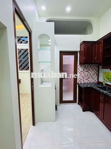 CHO THUÊ NHÀ:
TRỆT 1 LẦU VÀ SÂN THƯỢNG MỚI XÂY
HẺM 388 NGUYỄN VĂN CỪ