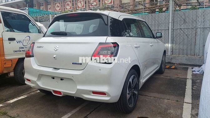 Suzuki Swift 2025 màu trắng giao ngay