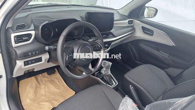 Suzuki Swift 2025 màu trắng giao ngay