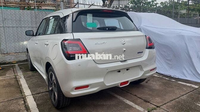 Suzuki Swift 2025 màu trắng giao ngay