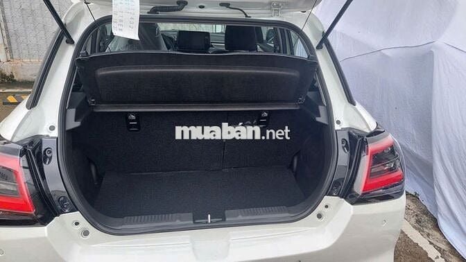 Suzuki Swift 2025 màu trắng giao ngay
