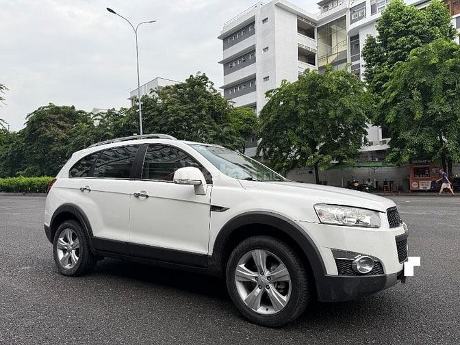 Cần bán CHEVROLET - CAPTIVA - LTZ đời 2013 số tự động ,màu trắng