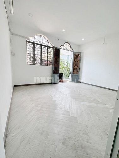 Nhà hẻm xe hơi, có thể làm vphòng cách sân bay 15p, gần chợ, gần Lotte