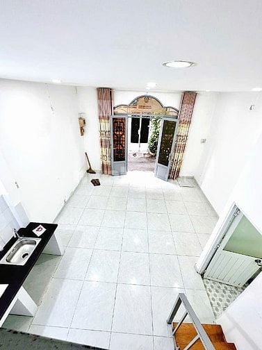 Nhà hẻm xe hơi, có thể làm vphòng cách sân bay 15p, gần chợ, gần Lotte