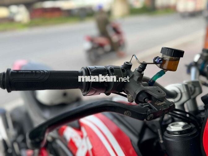 Hypermotard 821