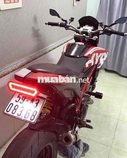 Hypermotard 821