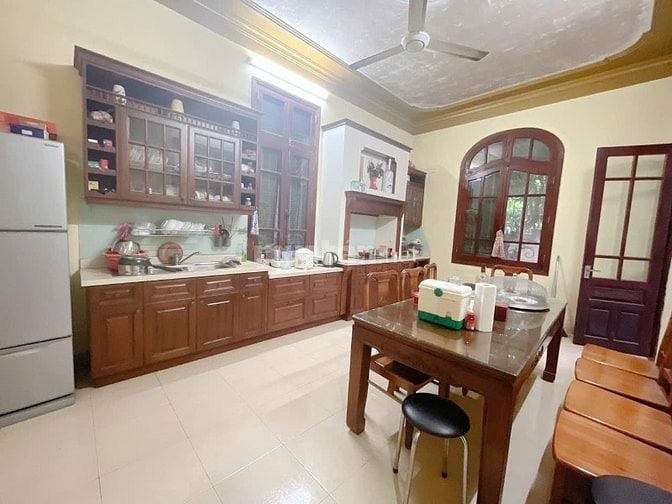 Tôi cần bán lô BTC2 Ciputra, quận Tây Hồ, dt 200 m, 4 tầng, Mt 9 m, 