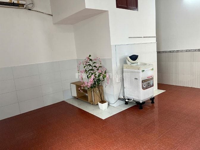 cho thuê phòng view cửa sổ, sau chợ phạm văn hai
