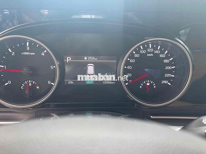 Kia Carnival 2024 Luxury 2.2D - 10000 km