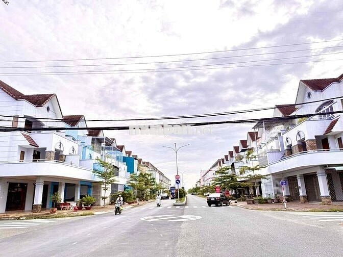 Nhà mặt tiền lộ 22m. KDT giao thương Đông Cần Thơ.an ninh- sổ sẵn