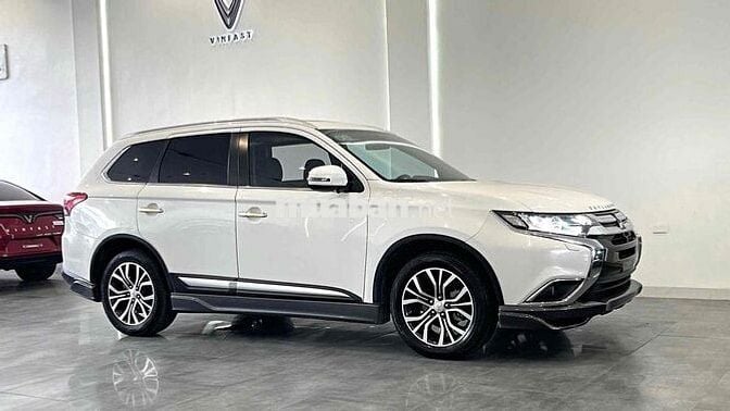 Mitsubishi Outlander Premium màu trắng