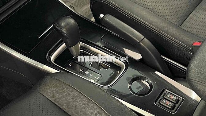 Mitsubishi Outlander Premium màu trắng