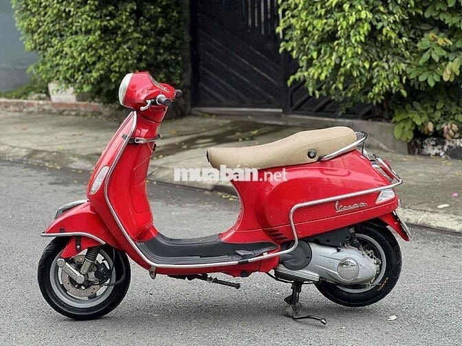 Xe vespa pagio 2013 màu  đỏ 3V mới len ken 90%
