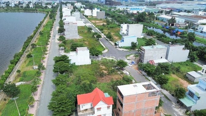 Bán nền đất đầy đủ thổ cư kế công viên đường nhựa kinh doanh