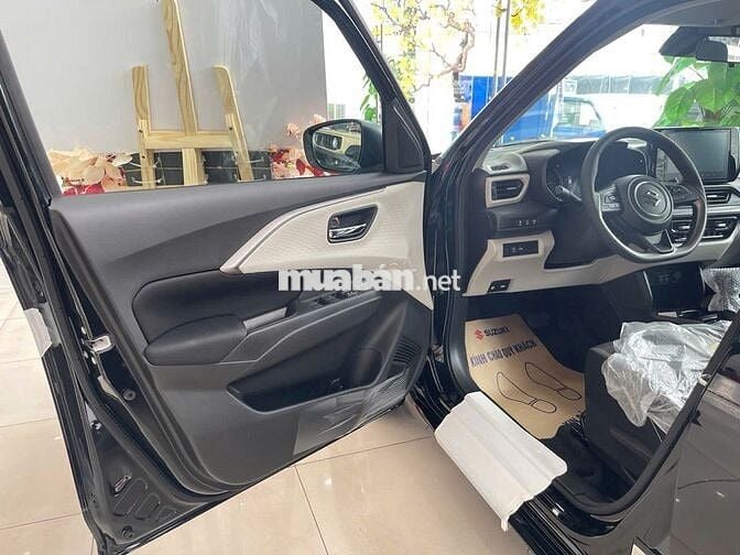 Suzuki Swift 2025 giao ngay màu bạc chỉ 196 triệu