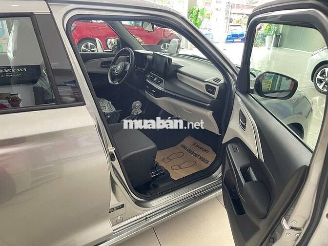 Suzuki Swift 2025 giao ngay màu bạc chỉ 196 triệu