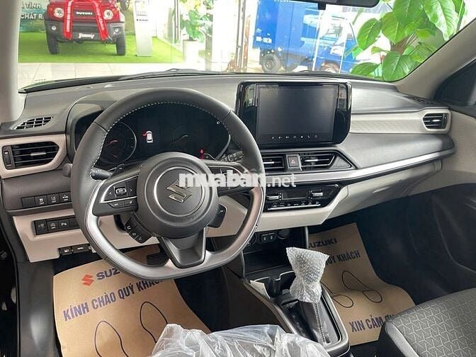 Suzuki Swift 2025 giao ngay màu bạc chỉ 196 triệu