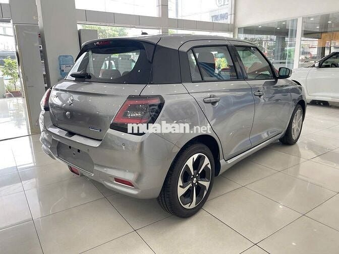 Suzuki Swift 2025 giao ngay màu bạc chỉ 196 triệu