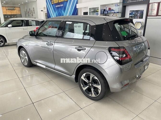 Suzuki Swift 2025 giao ngay màu bạc chỉ 196 triệu