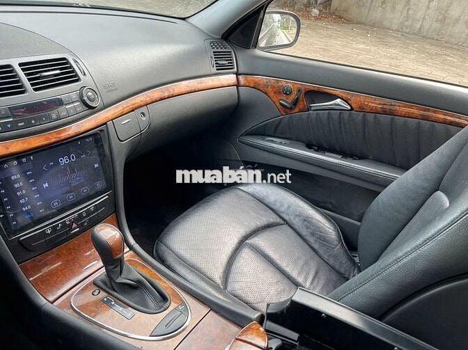 Mercedes E240 model 2005 vành mới
