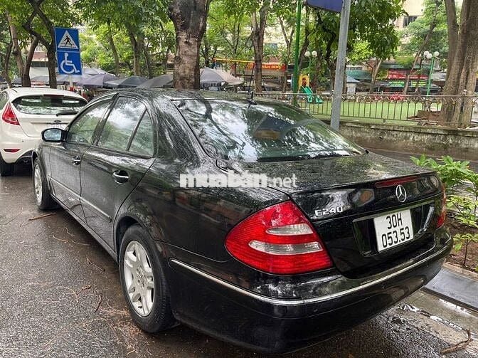 Mercedes E240 model 2005 vành mới