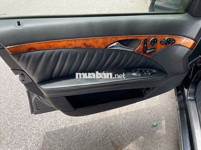 Mercedes E240 model 2005 vành mới