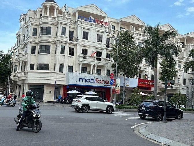 Bán Biệt thự đẳng cấp 4 lầu ngang 12m ngay KDC Cityland P.10 240m2 tiệ