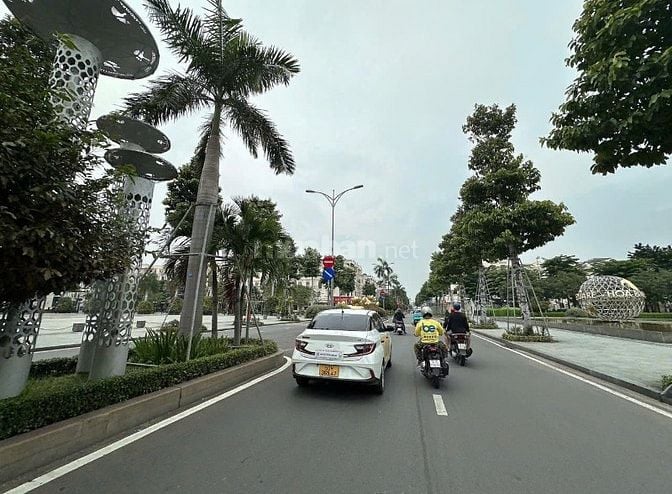 Bán Biệt thự đẳng cấp 4 lầu ngang 12m ngay KDC Cityland P.10 240m2 tiệ