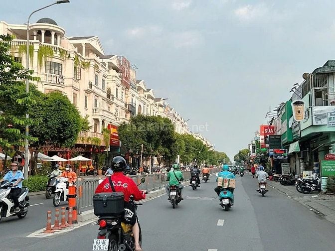 Bán Biệt thự đẳng cấp 4 lầu ngang 12m ngay KDC Cityland P.10 240m2 tiệ