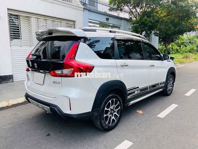 Suzuki XL7 model 2023 số tự động, màu trắng rin