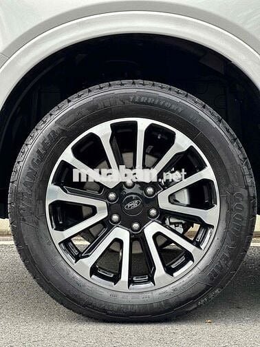Ford Everest 2025 Platinum 2.0L 4x4 AT - 5000 km