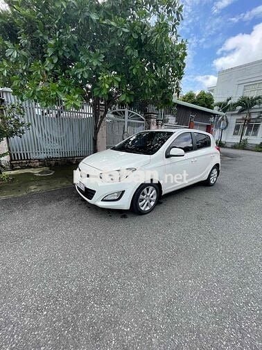 Hyundai i20 2016 1.4 AT - 128000 km