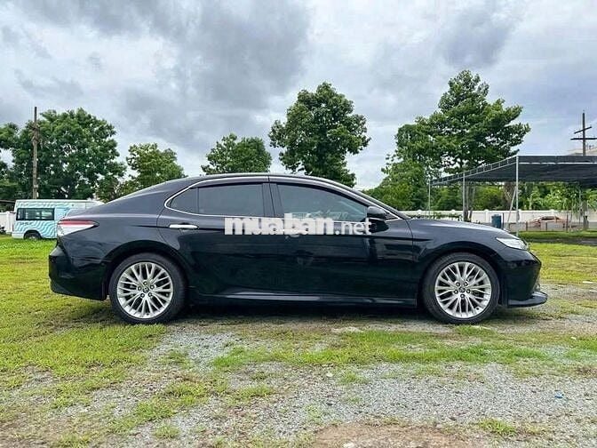 Toyota Camry 2.5Q 2020 nhập thái, màu đen