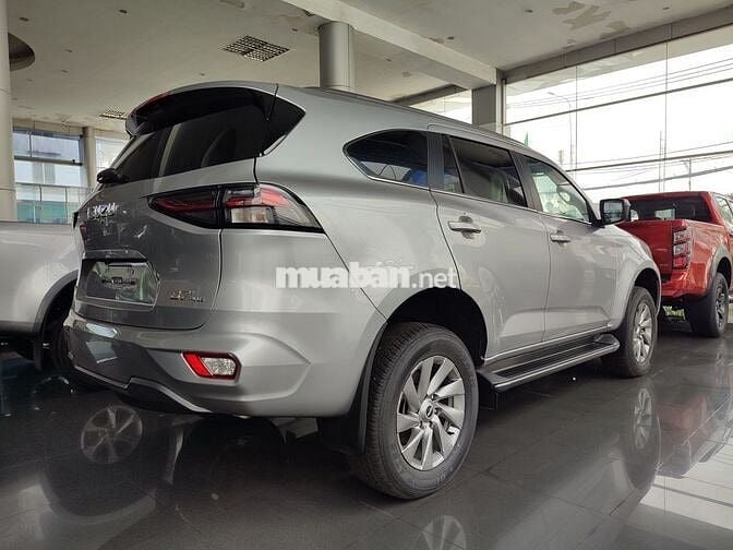 ISUZU mu-X B7 Plus màu Bạc vin 2023