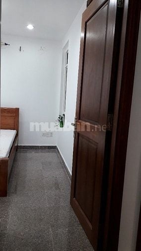 Căn hộ 2PN đầy đủ nội thất, thiết kế gỗ đơn giản, ấm áp, sang trọng