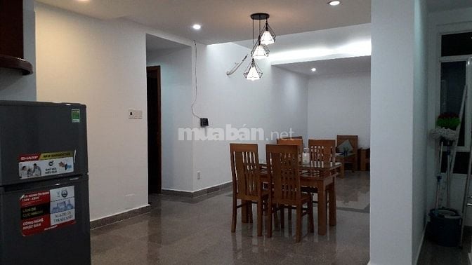 Căn hộ 2PN đầy đủ nội thất, thiết kế gỗ đơn giản, ấm áp, sang trọng