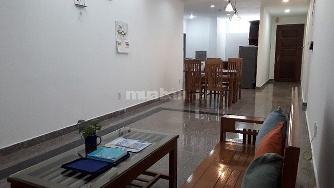 Căn hộ 2PN đầy đủ nội thất, thiết kế gỗ đơn giản, ấm áp, sang trọng