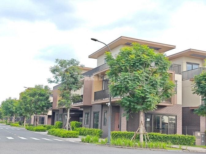 GIÁ TỐT - VỊ TRÍ ĐẸP - NHÀ PHỐ VIEW KÊNH - SÂN VƯỜN TẠI IZUMI CITY