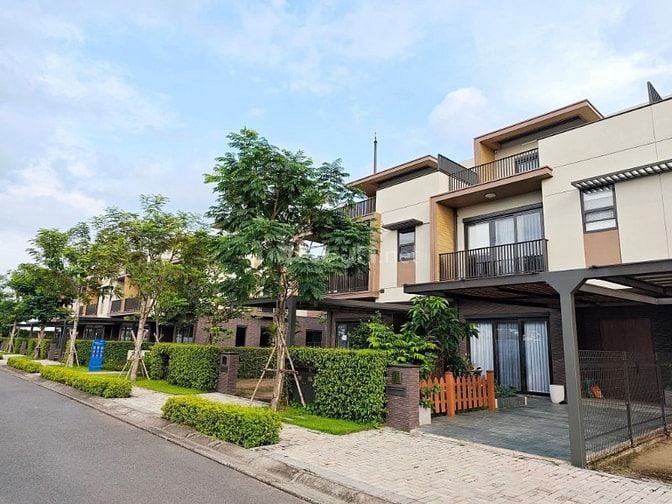 GIÁ TỐT - VỊ TRÍ ĐẸP - NHÀ PHỐ VIEW KÊNH - SÂN VƯỜN TẠI IZUMI CITY