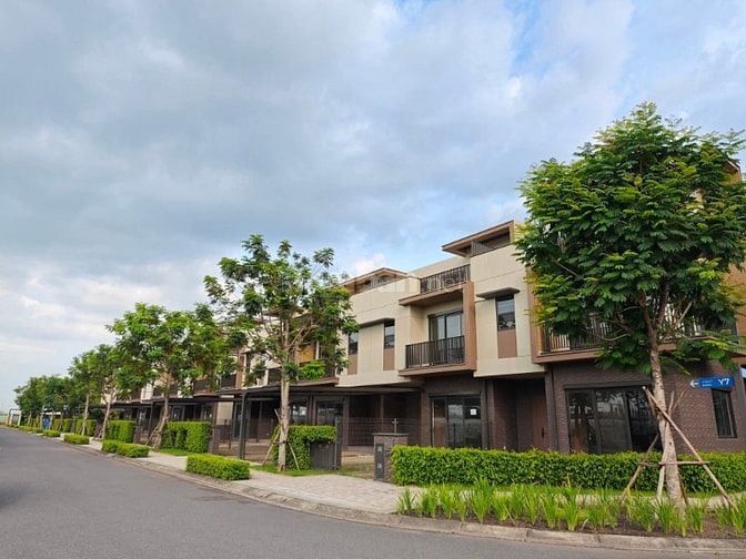 GIÁ TỐT - VỊ TRÍ ĐẸP - NHÀ PHỐ VIEW KÊNH - SÂN VƯỜN TẠI IZUMI CITY