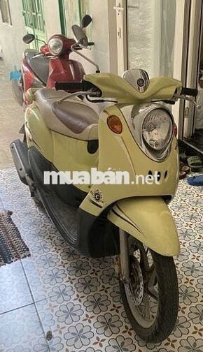 Xe Yamaha Mio màu Vàng nữ đi